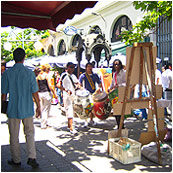 Interior del Mercado del Puerto con arcos de hierro