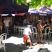 Terraza con árboles y parasoles junto al Mercado del Puerto