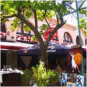 Interior con el reloj histórico y estructura de hierro victoriano