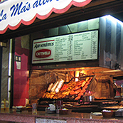 Restaurante con mozos y mesas preparadas en el Mercado
