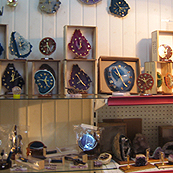 Relojes artesanales en una tienda del Mercado del Puerto