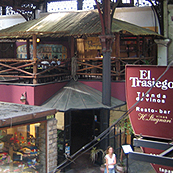 Terraza exterior con mesas y árboles junto al Mercado